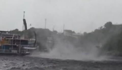 Redemoinho sobre o Rio Negro atinge embarcação durante temporal em Manaus