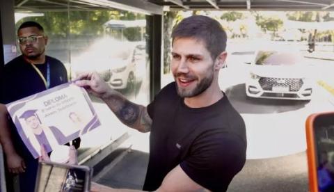 Jonas Sulzbach recebe diploma da quinta série em brincadeira pós-BBB26