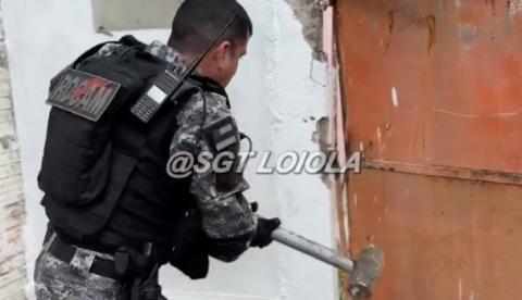 PM derruba portão instalado por traficantes em rua do Campo Dourado; vídeo