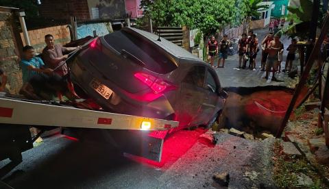 Cratera se abre após chuva torrencial e 'engole' carro  no Tarumã