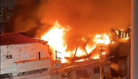 Incêndio no Brás em SP ultrapassa 30 horas e destrói galpões vizinhos
