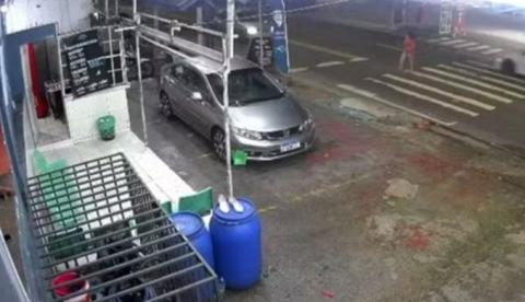 Vídeo: Idosa é atropelada na faixa de pedestres no Parque 10; motorista foge