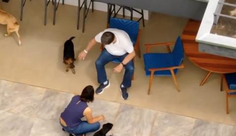 Vídeo mostra Bolsonaro chegando em casa, em Brasília; veja