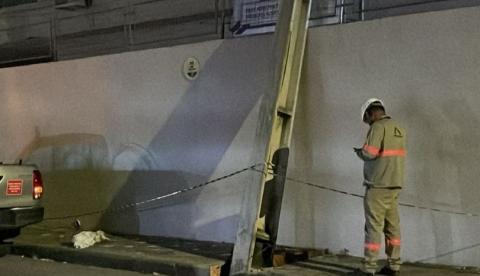 Mulher morre atropelada ao tentar salvar neta de queda de poste em Manaus