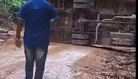 Ônibus escolar capota em ramal na BR-174 durante trajeto com estudantes em Manaus