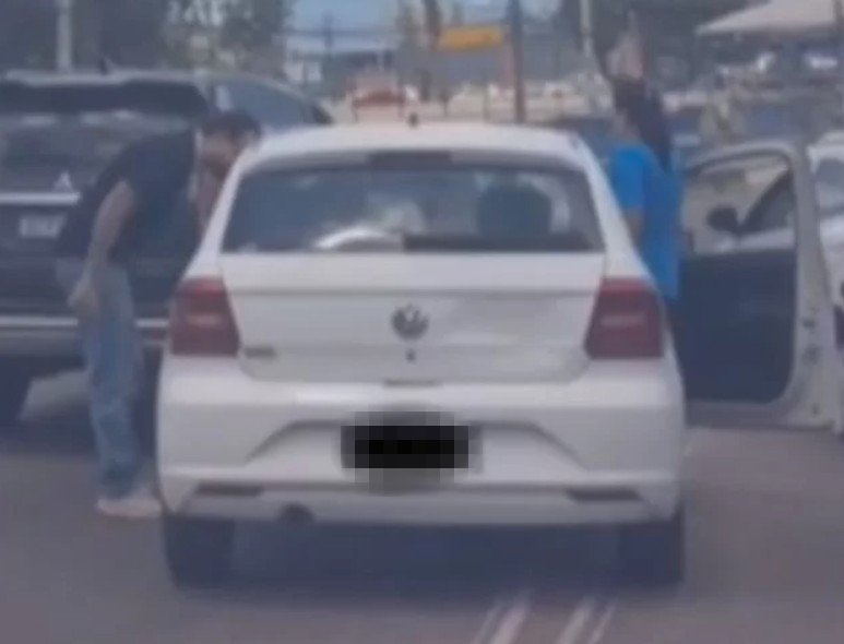 Descontrolado, motorista tenta agredir mulher durante briga de trânsito em Manaus