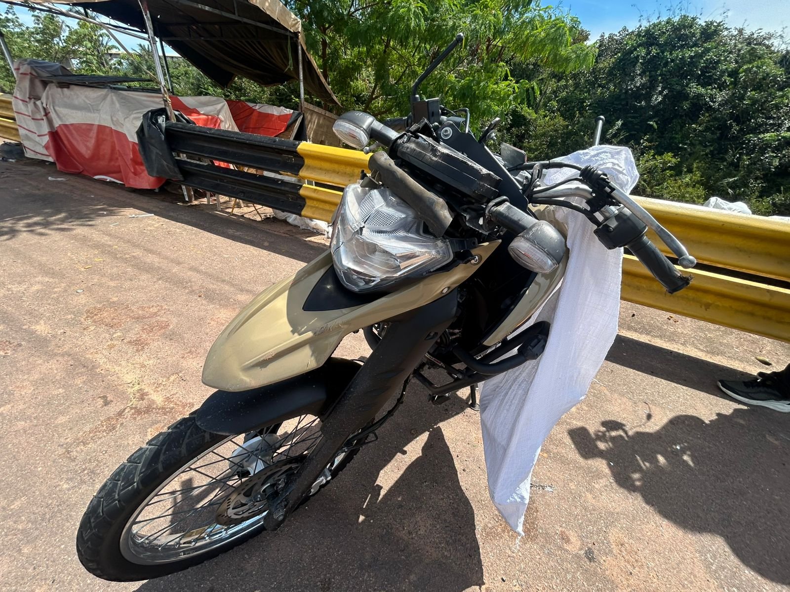 Acidente com motocicleta deixa venezuelano ferido na Ponte Rio Negro