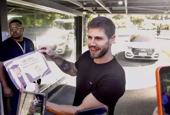 Jonas Sulzbach recebe diploma da quinta série em brincadeira pós-BBB26