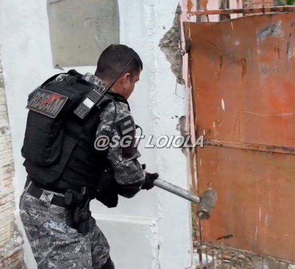PM derruba portão instalado por traficantes em rua do Campo Dourado; vídeo