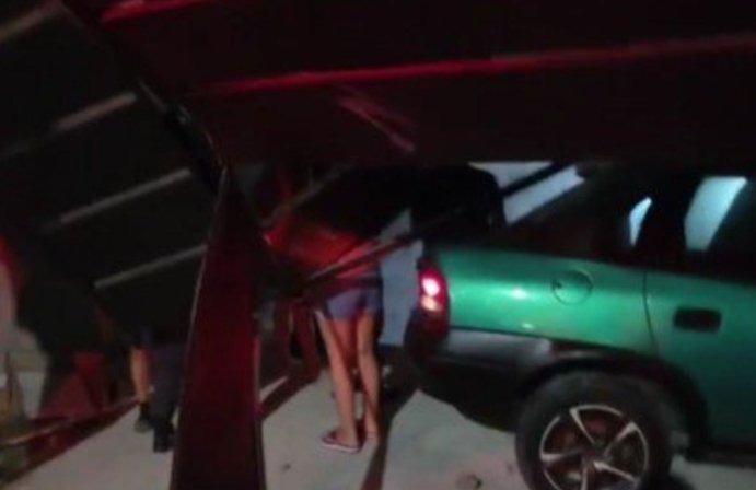 Carro desgovernado derruba portão em Manaus e deixa casal em apuros