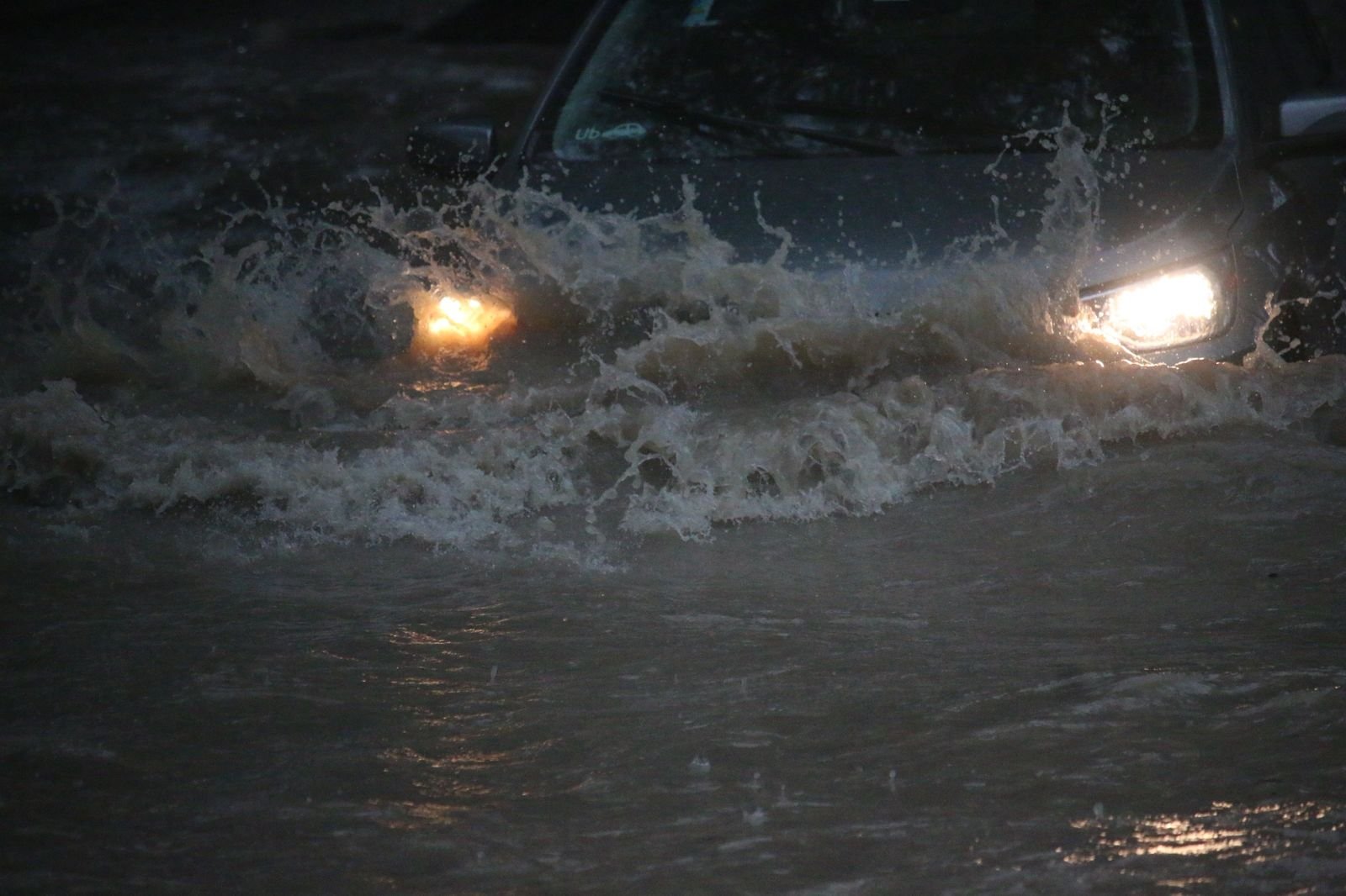 Pane mecânica e risco de doenças: condutores se arriscam ao enfrentarem vias alagadas em Manaus