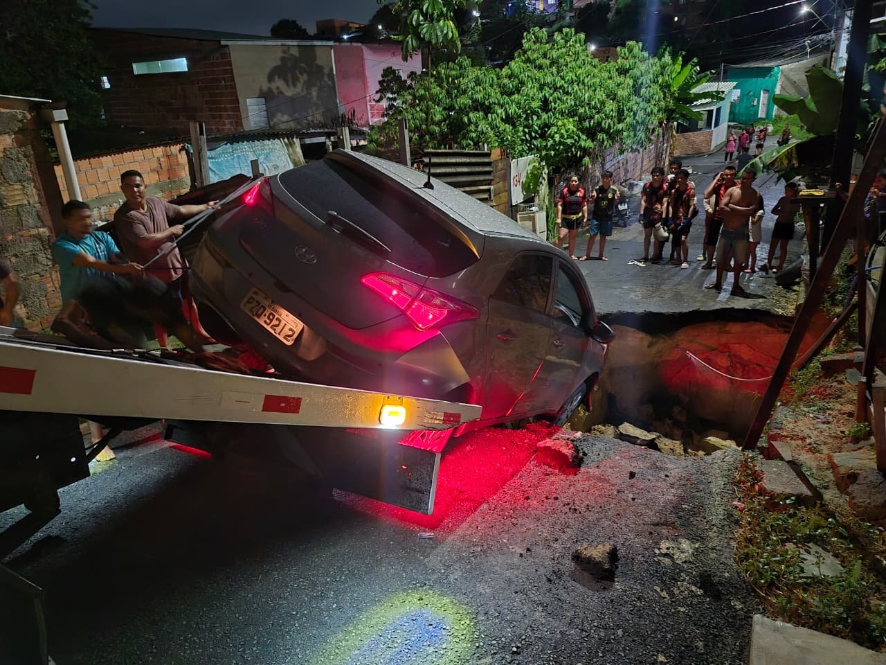 Cratera se abre após chuva torrencial e 'engole' carro  no Tarumã