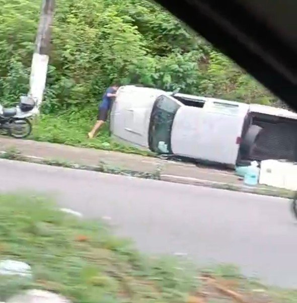Motorista perde controle de carro e capota na Av. Rodrigo Otávio
