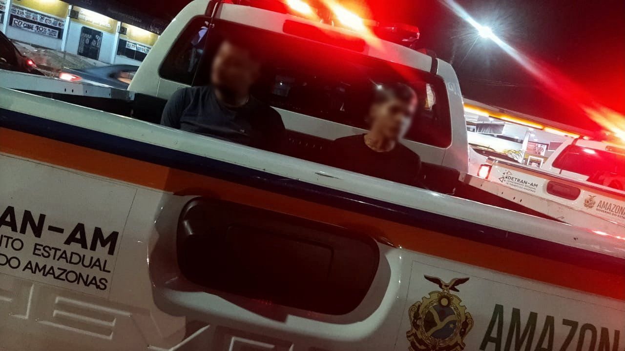 Dupla tenta fugir de blitz, mas acaba presa com arma falsa e objeto roubado  em Manaus