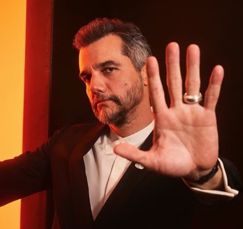 Aliança de Wagner Moura vira meme após Oscar 2026: 'Se derreter dá para fazer um portão'