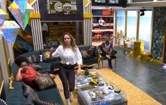 Juliano tenta apertar botão de desistência, mas é impedido por Ana Paula