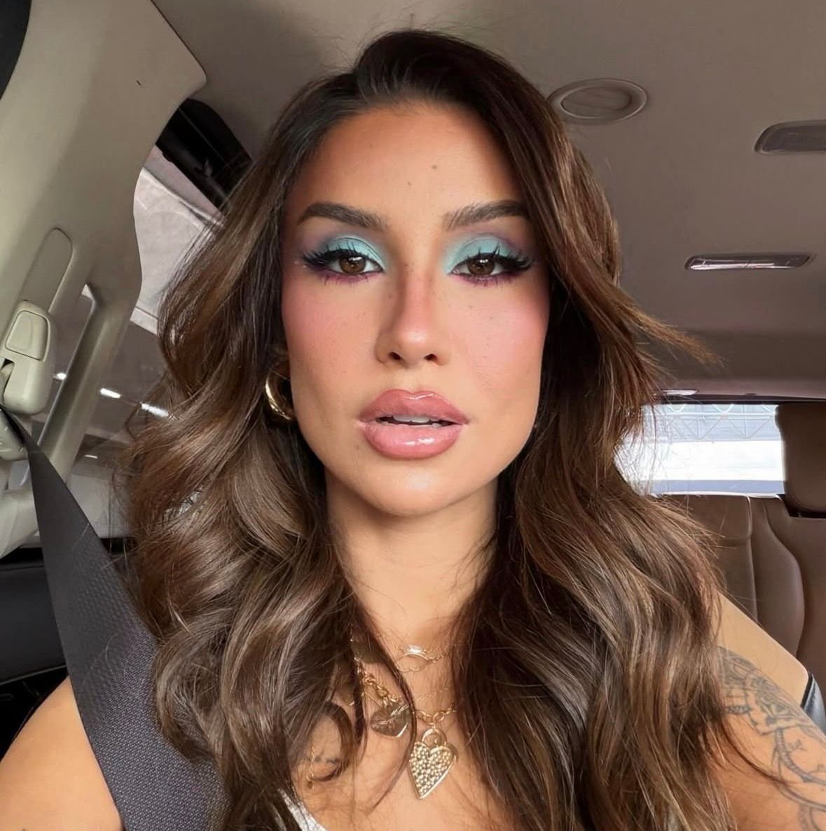 Bianca Andrade mostra resultado de procedimento que usa fios do couro cabeludo nas sobrancelhas