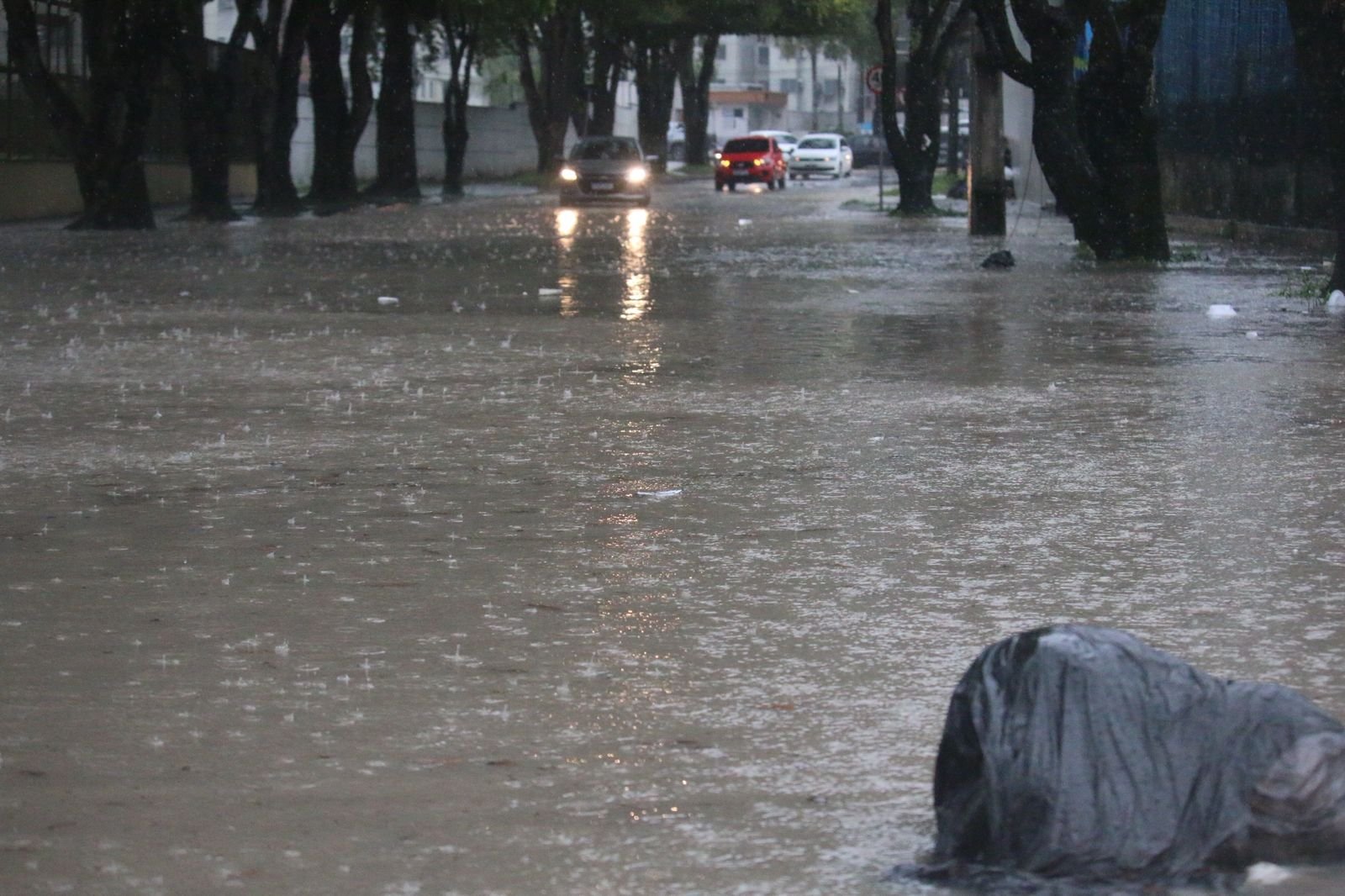 Após noite chuvosa, Amazonas recebe alerta de novos temporais entre quarta e quinta-feira
