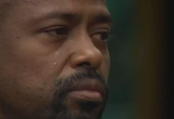 BBB26: Leandro chora ao encarar botão da desistência por 15 minutos