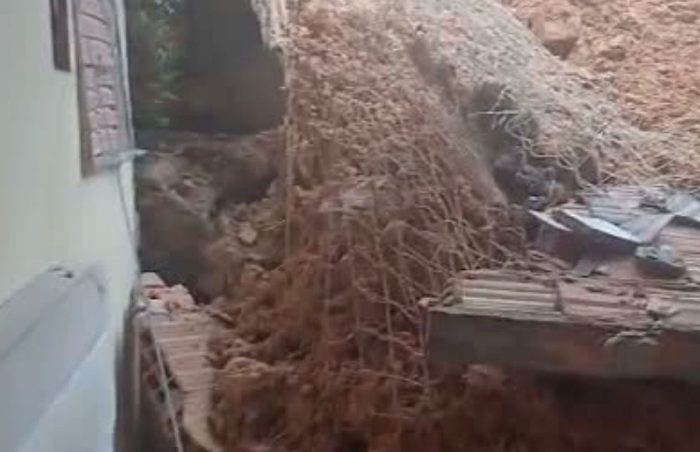 Chuva intensa provoca deslizamento e invade casa no Novo Israel; vídeo