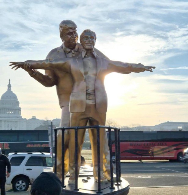 Intitulada 'Rei do Mundo', estátua traz Trump e Epstein abraçados como 'Jack e Rose' em Titanic