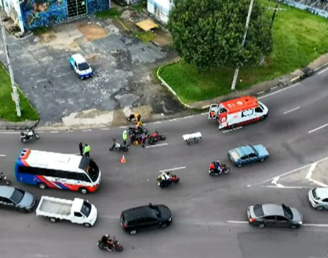 Acidente deixa dois feridos e trânsito travado na rotatória do Coroado