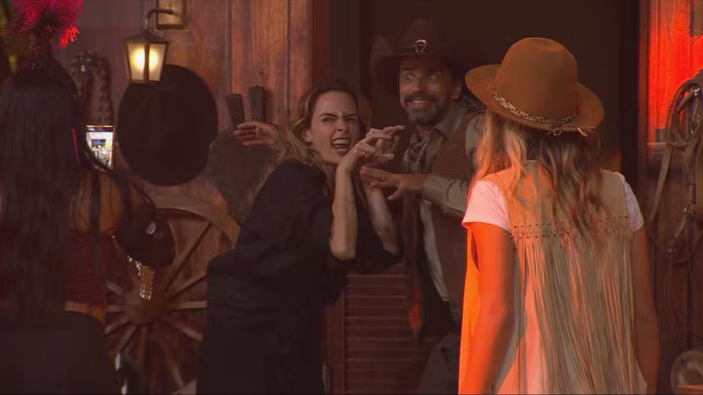 Barrada por Cowboy, Ana Paula cumpre desafio e chega à festa ao som de 'Erva Venenosa'