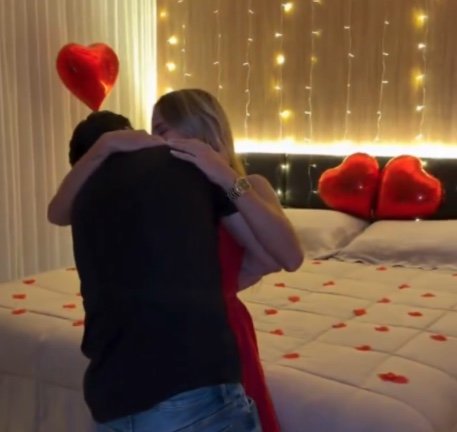 Ex-BBB Gabi Martins surpreende namorado com festa íntima após reatarem