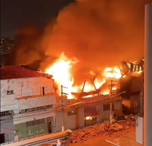 Incêndio no Brás em SP ultrapassa 30 horas e destrói galpões vizinhos