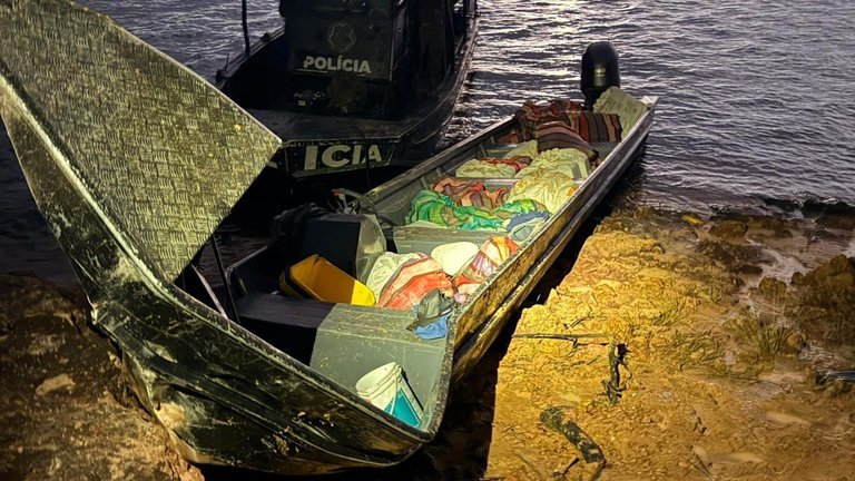 Trio é preso com 800 kg de drogas após sofrer acidente com lancha no Rio Negro