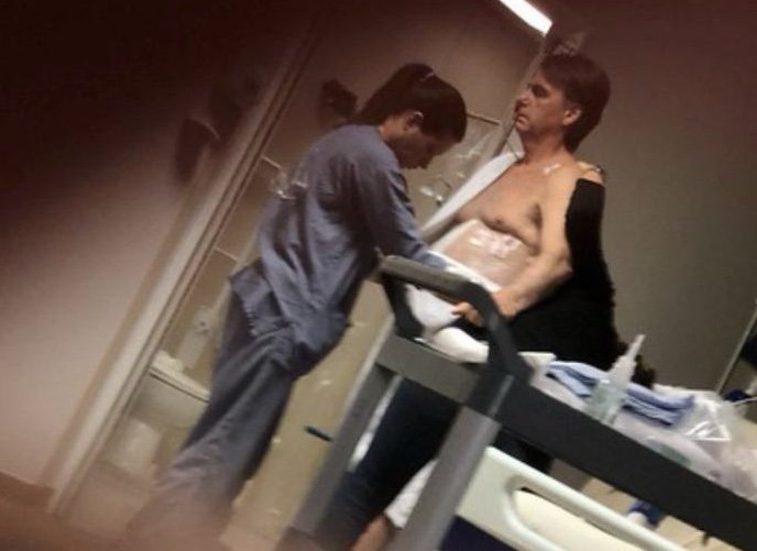 Carlos Bolsonaro alerta que saúde do pai é "muito delicada"