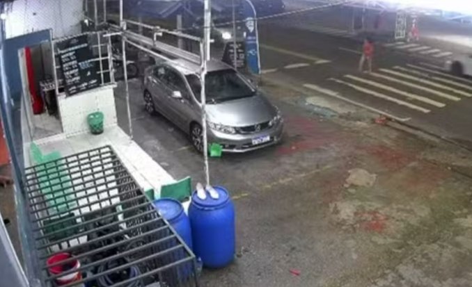 Vídeo: Idosa é atropelada na faixa de pedestres no Parque 10; motorista foge