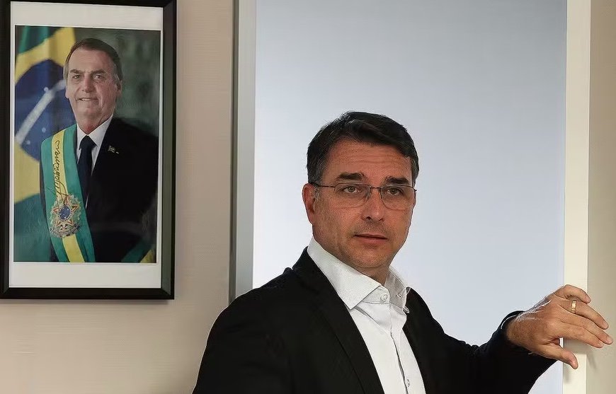 Flávio Bolsonaro protocola PEC pelo fim da reeleição à Presidência