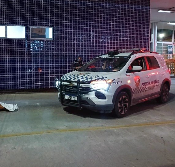 Nu, homem é encontrado morto em estação de ônibus na Av. Torquato Tapajós