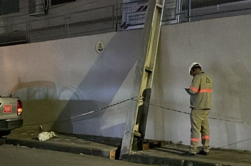 Mulher morre atropelada ao tentar salvar neta de queda de poste em Manaus