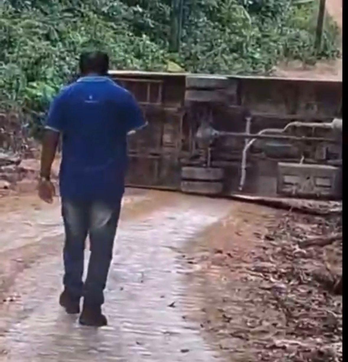 Ônibus escolar capota em ramal na BR-174 durante trajeto com estudantes em Manaus