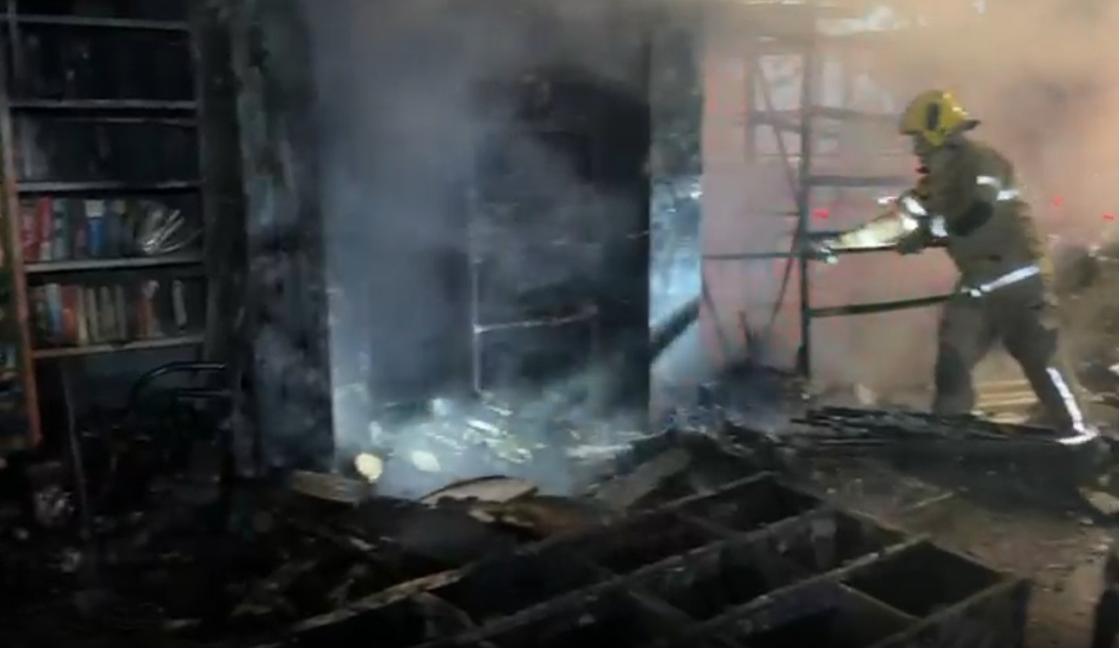 Incêndio atinge biblioteca comunitária em BH e destrói grande parte do acervo