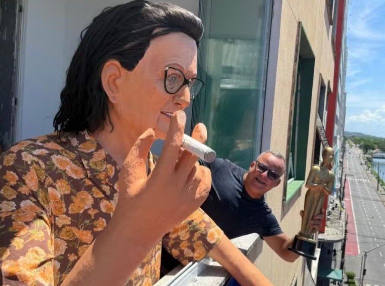 O Agente Secreto: Dona Tânia vira boneco gigante em Olinda no dia da cerimônia do Oscar