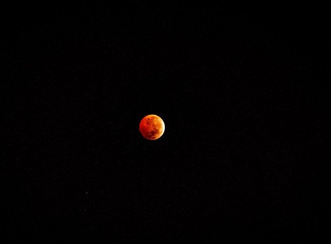 'Lua de Sangue' encanta brasileiros durante eclipse total