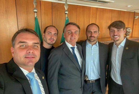 Moraes nega pedido de filhos de Bolsonaro para visitas ilimitadas