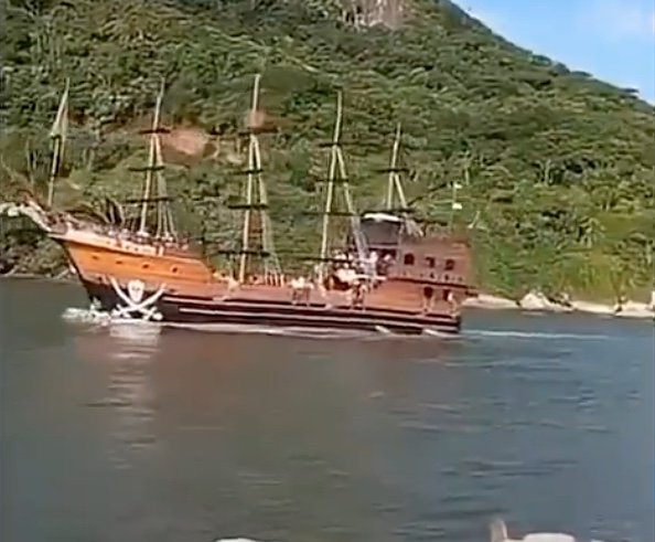 Casal em moto aquática é atingido por barco turístico em Balneário Camboriú