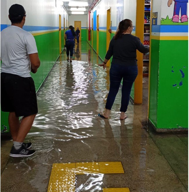 Chuva que já dura mais de seis horas deixa rastro de destruição em Manaus