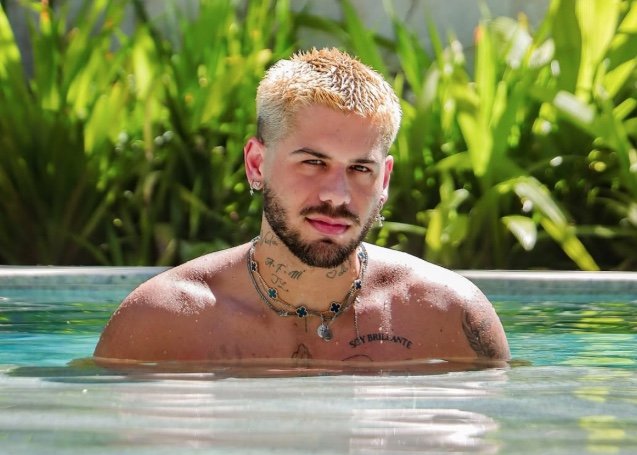 Após rasgo na orelha, Zé Felipe passa por tratamento estético