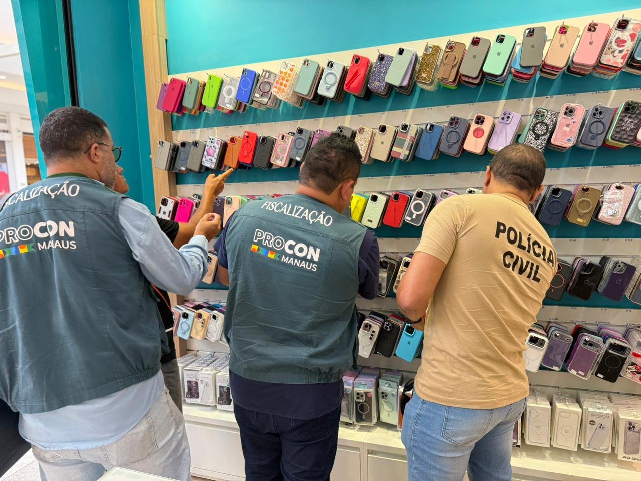 Operação em shopping apreende quase mil produtos falsificados e irregulares