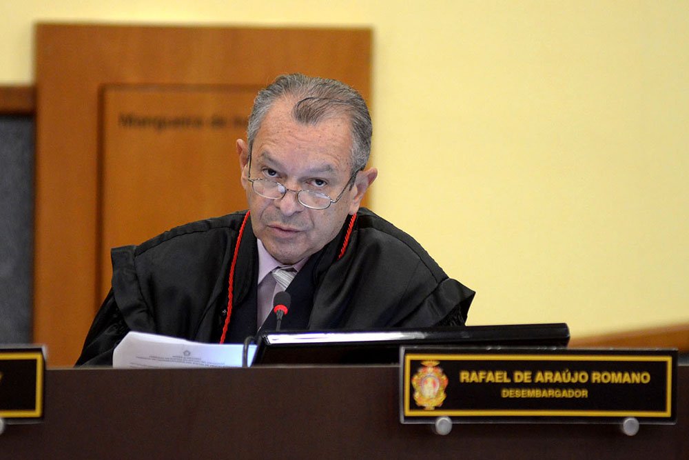 Ex-desembargador condenado por estupro de neta se entrega em Manaus