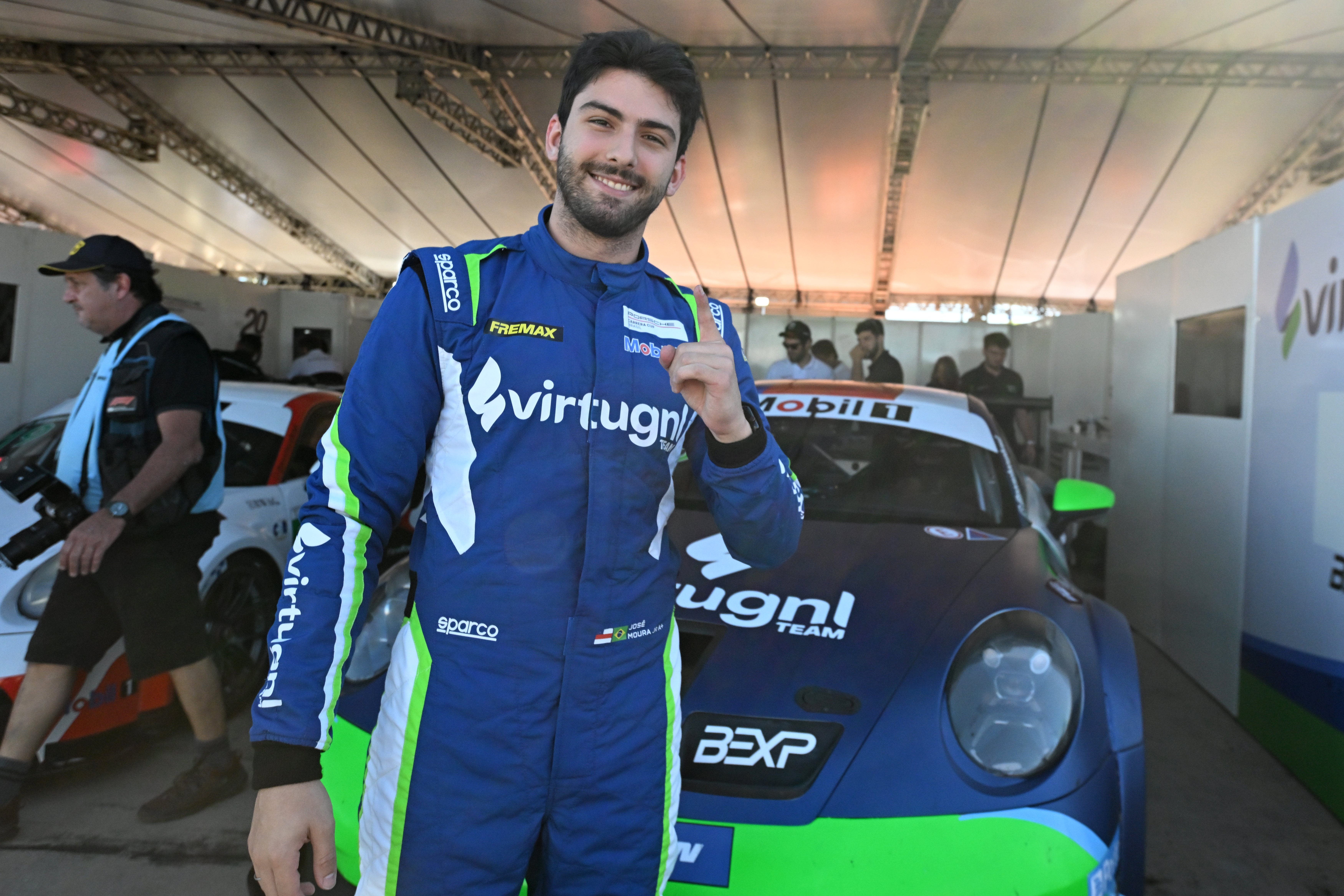 Moura Neto brilha na elite da Porsche Cup e reafirma potencial mesmo após susto no Velocitta
