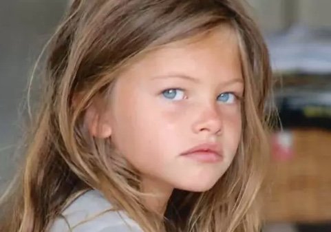 "Menina mais bonita do mundo" anuncia noivado com ator francês; veja como está hoje