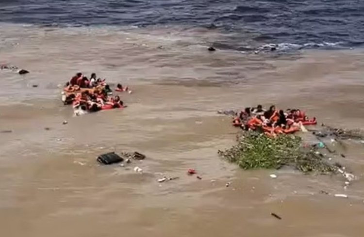 Lancha que naufrágou no Encontro das Águas é retirada do fundo rio