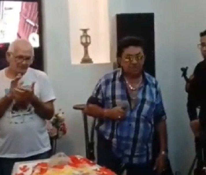 Nunes Filho faz homenagem e canta em velório de fã em Manaus; vídeo viraliza