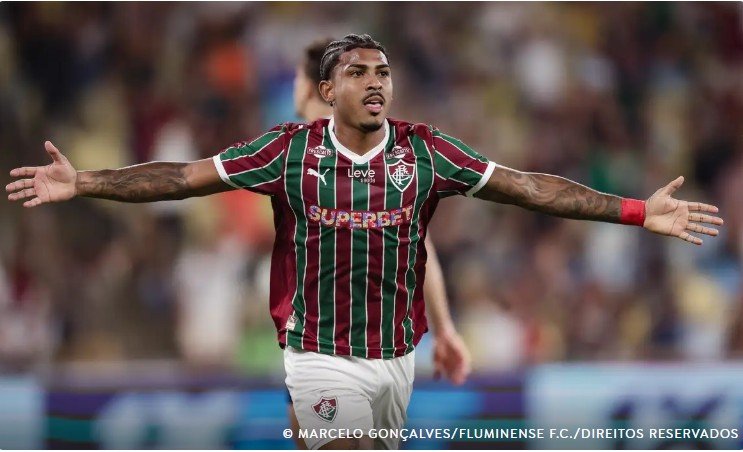 Fluminense brilha no Maracanã, vence o Corinthians e cola na liderança do Brasileirão